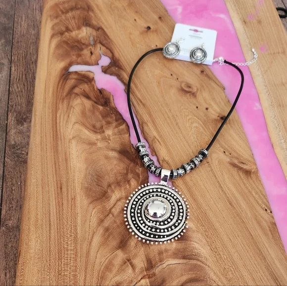 Traditional Beautiful Oxidized Silver Leather  Strap Necklace - Picture 4 of 13